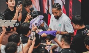 星空体育中国-丁威迪中国行—繁花似锦海纳百川 丁威迪上脚签名鞋感受魔都热情